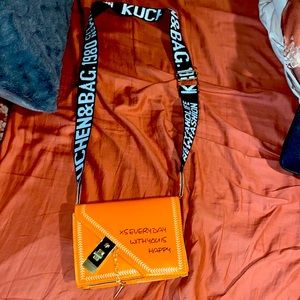 I’m sell a Bag Orange and Black it’s from City and Life New-fashion